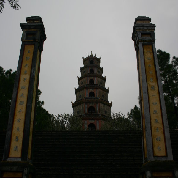 Vietnam Rundreise 6/17: Hue, Parfümfluss, Pagode der himmlischen Frau